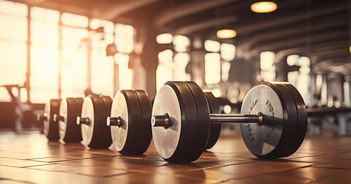 Indian beginner doing workout with trainer – gym workout tips for beginners in India